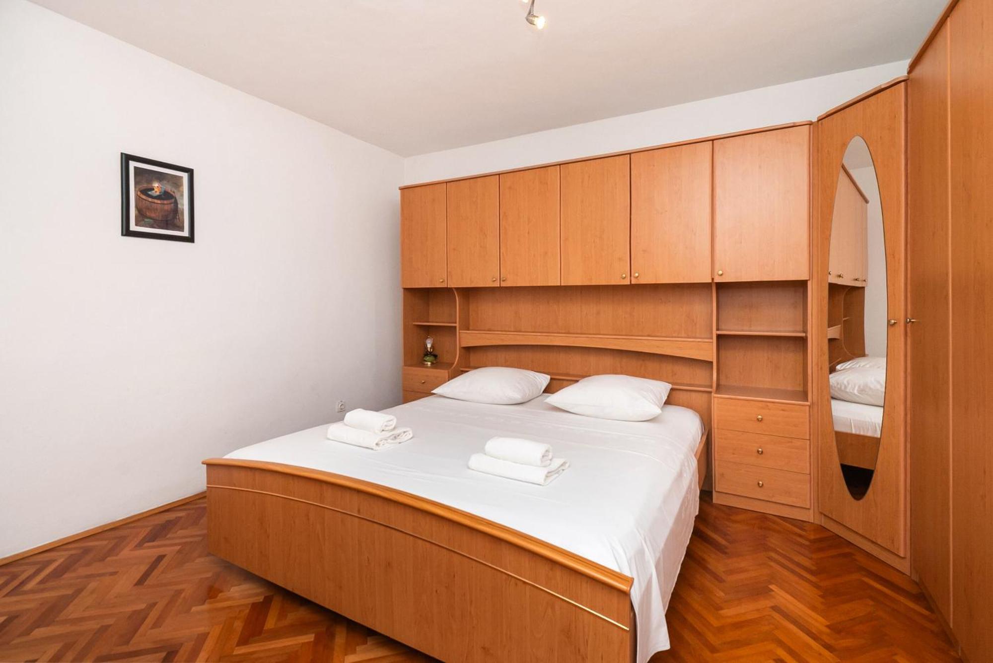 Apartments Polly Primosten Exterior photo