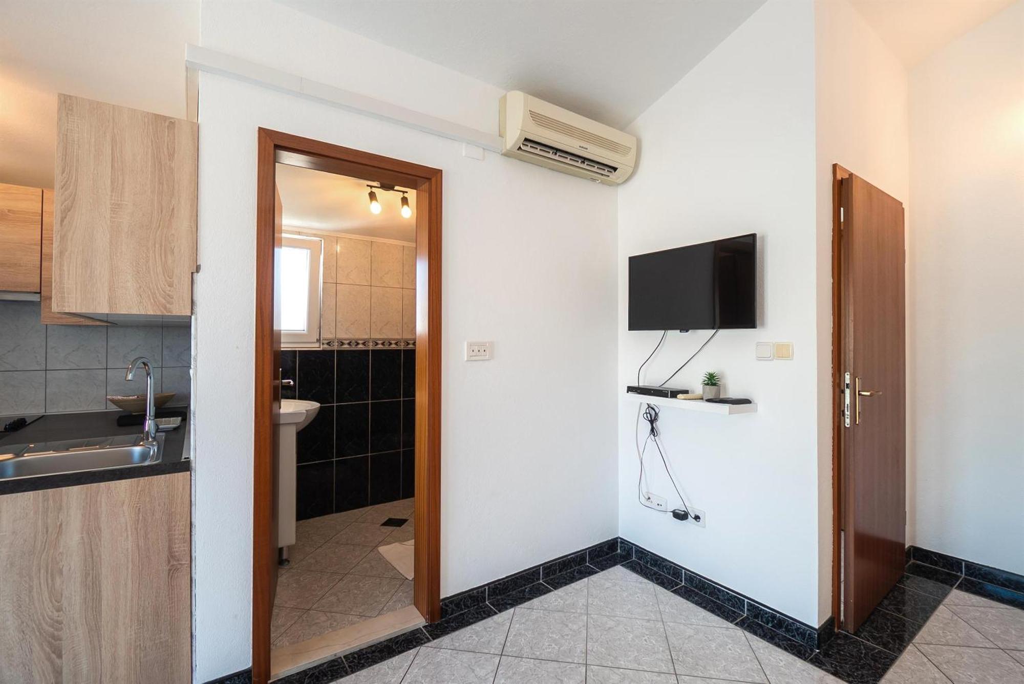 Apartments Polly Primosten Exterior photo