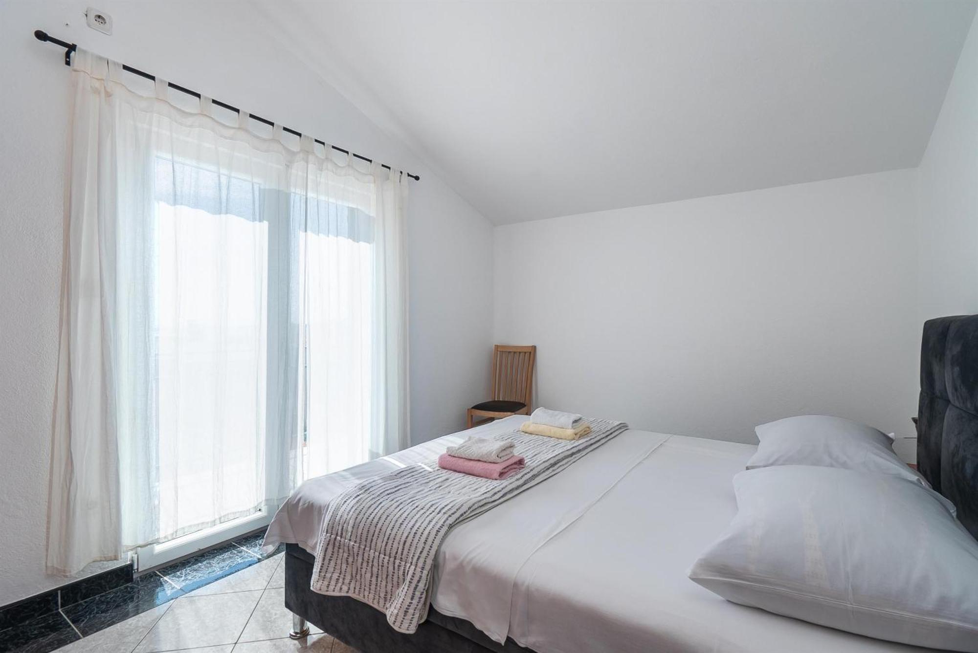 Apartments Polly Primosten Exterior photo