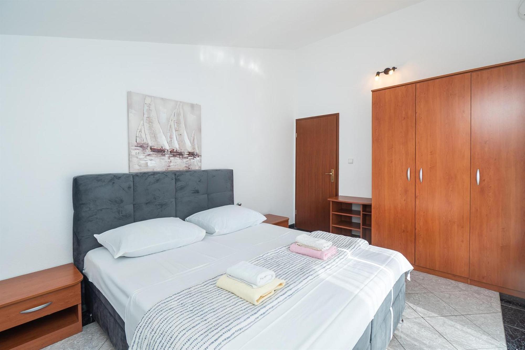 Apartments Polly Primosten Exterior photo