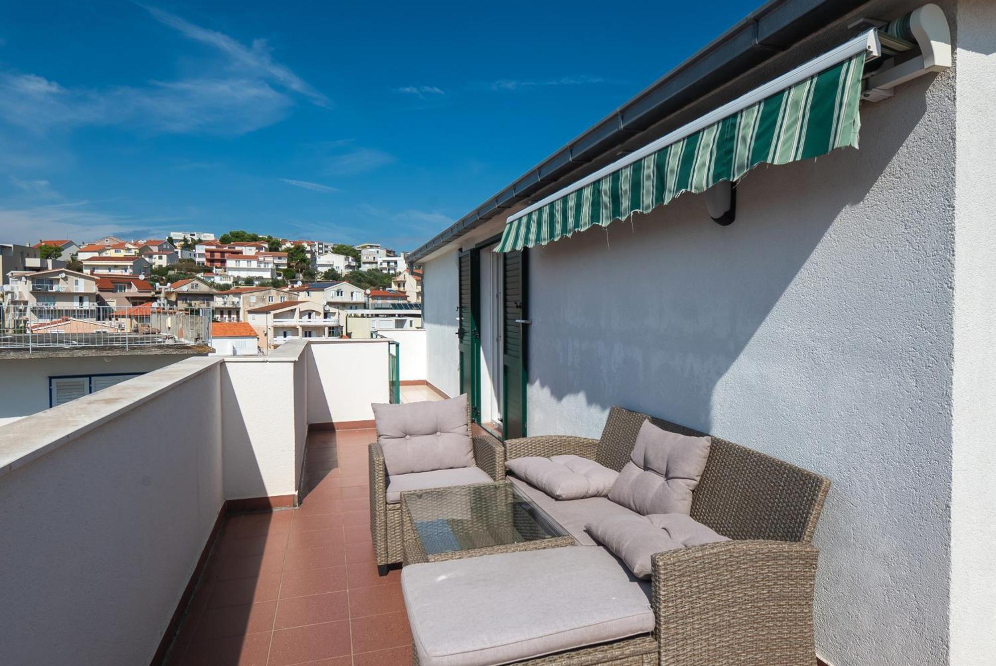 Apartments Polly Primosten Exterior photo